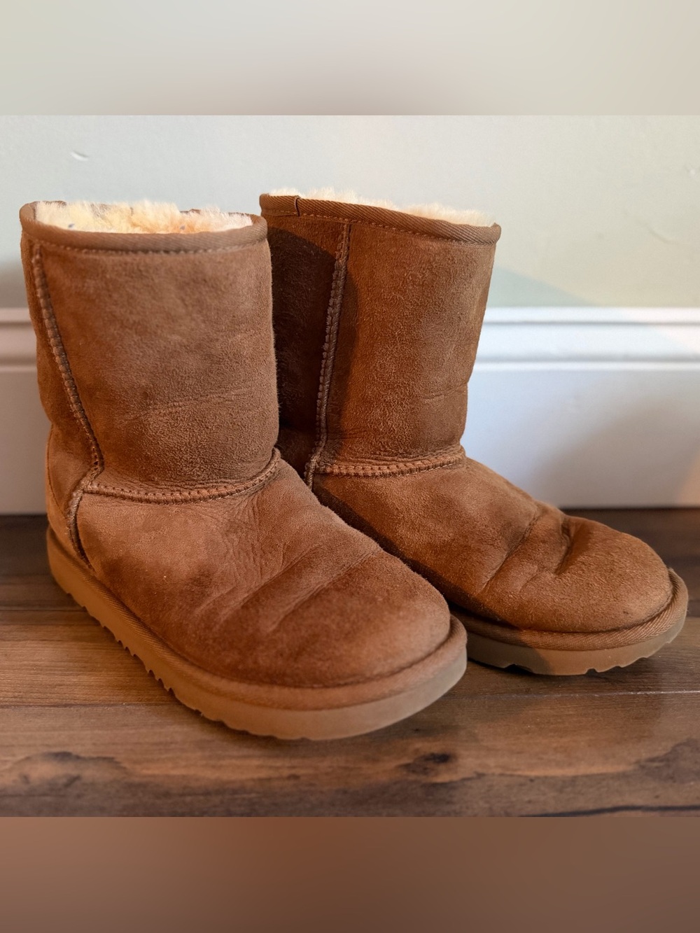 UGG | UGG Classic Short Chestnut Sheepskin Boots | Big Kids Size 4 / EU 36 - Picture 1 of 12